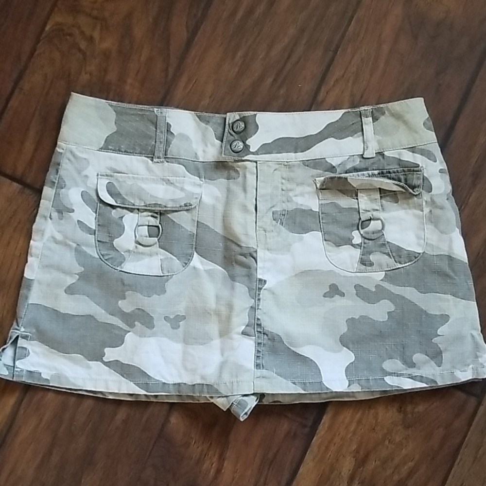 NWOT Jrs camo skort